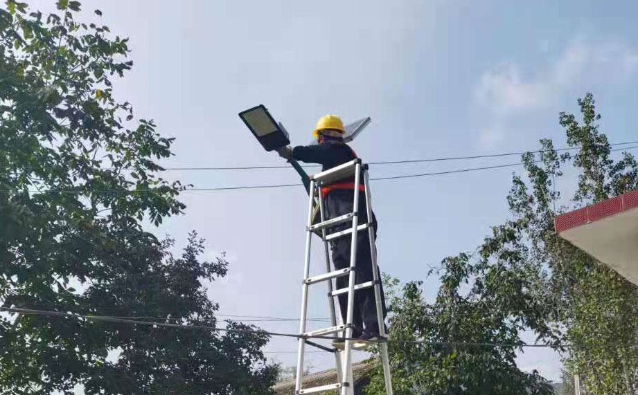 老旧太阳能路灯改造,太阳能路灯维修.jpg